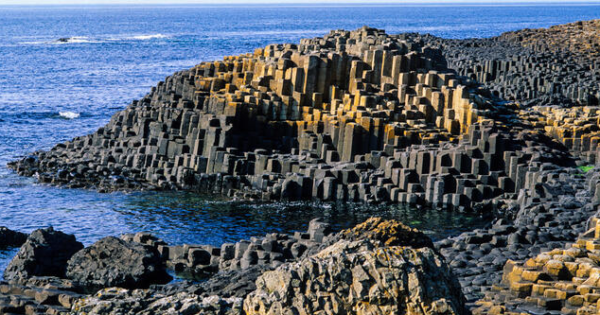 Giant’s Causeway: Keajaiban Geologis dan Mitos di Pantai Irlandia Utara