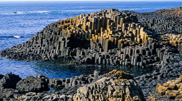 Giant’s Causeway: Keajaiban Geologis dan Mitos di Pantai Irlandia Utara