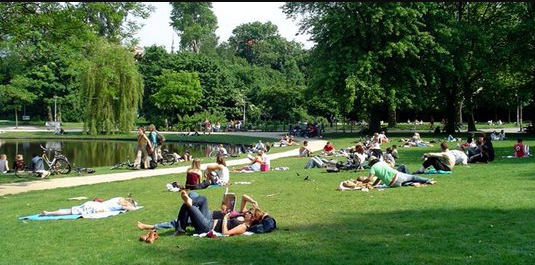 Taman Vondelpark Amsterdam: Oase Hijau di Pusat Kehidupan Kota