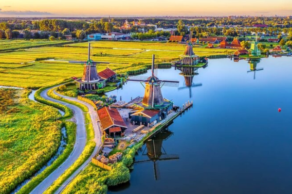 Zaanse Schans: Wisata Sejarah dan Keindahan Tradisional Belanda