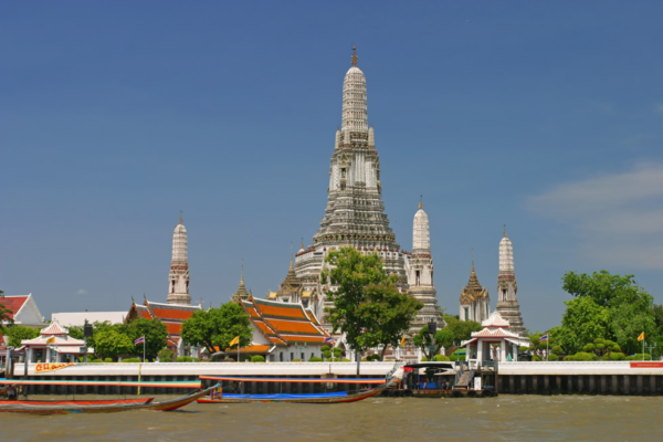 Menapaki Keindahan Kuil Fajar Wat Arun: Persembahan Sejarah dan Spiritualitas di Pinggiran Chao Phraya