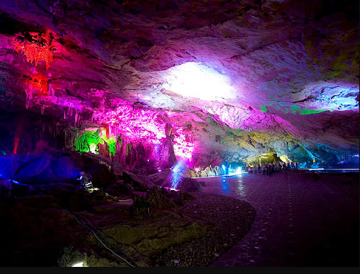 Keajaiban Alam di Dalam Kelam: Menakjubkan Reed Flute Cave di China